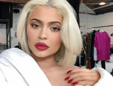 Κylie Jenner: Ποζάρει μόνο με τα εσώρουχα στο χλιδάτο μπάνιο της (φώτο)